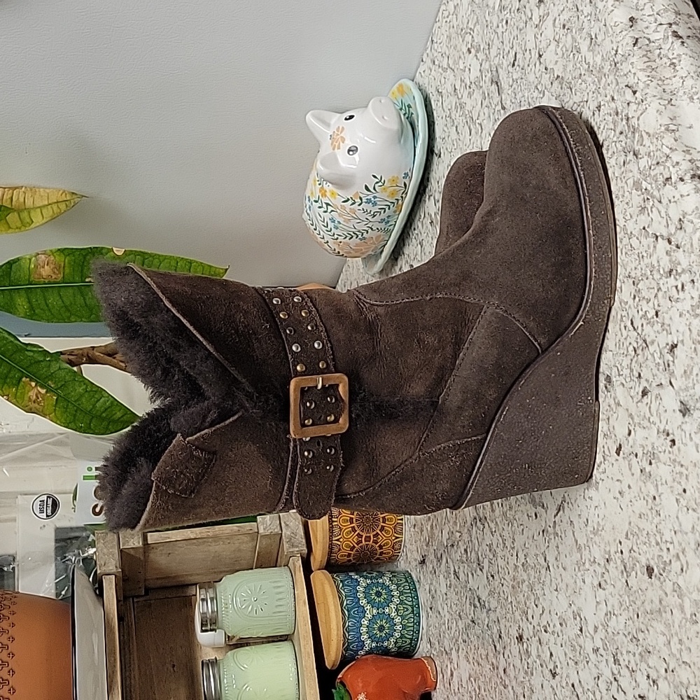 EMU fur-lined wedge boots with belt/buckle accent size 8